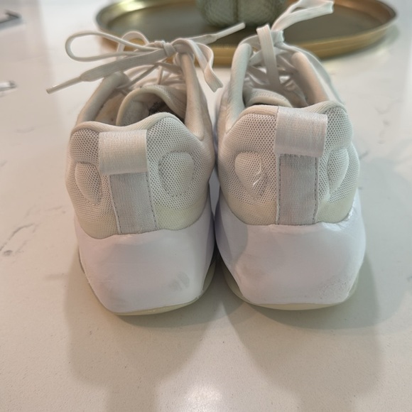 Nike Air Zoom Shoes.  White/cream in color. Size 6Y or women’s size: 7.5. - Picture 3 of 8